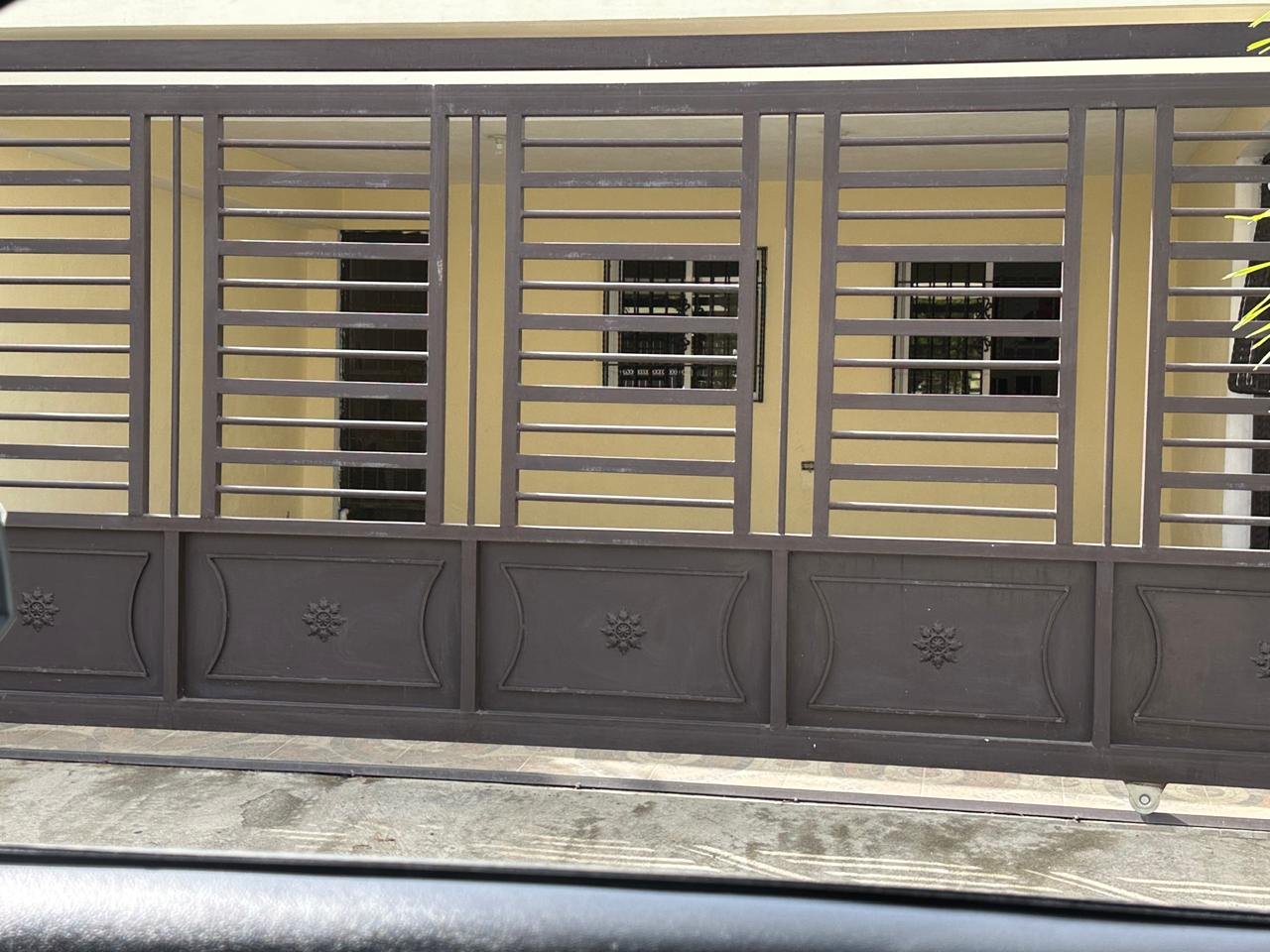 Portón de hierro combinado con diseño moderno