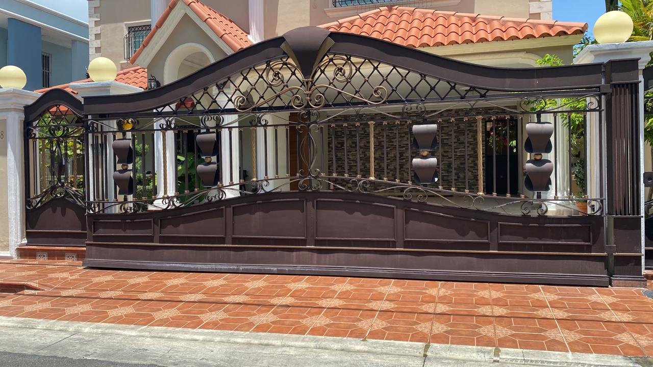 Portón moderno de herrería