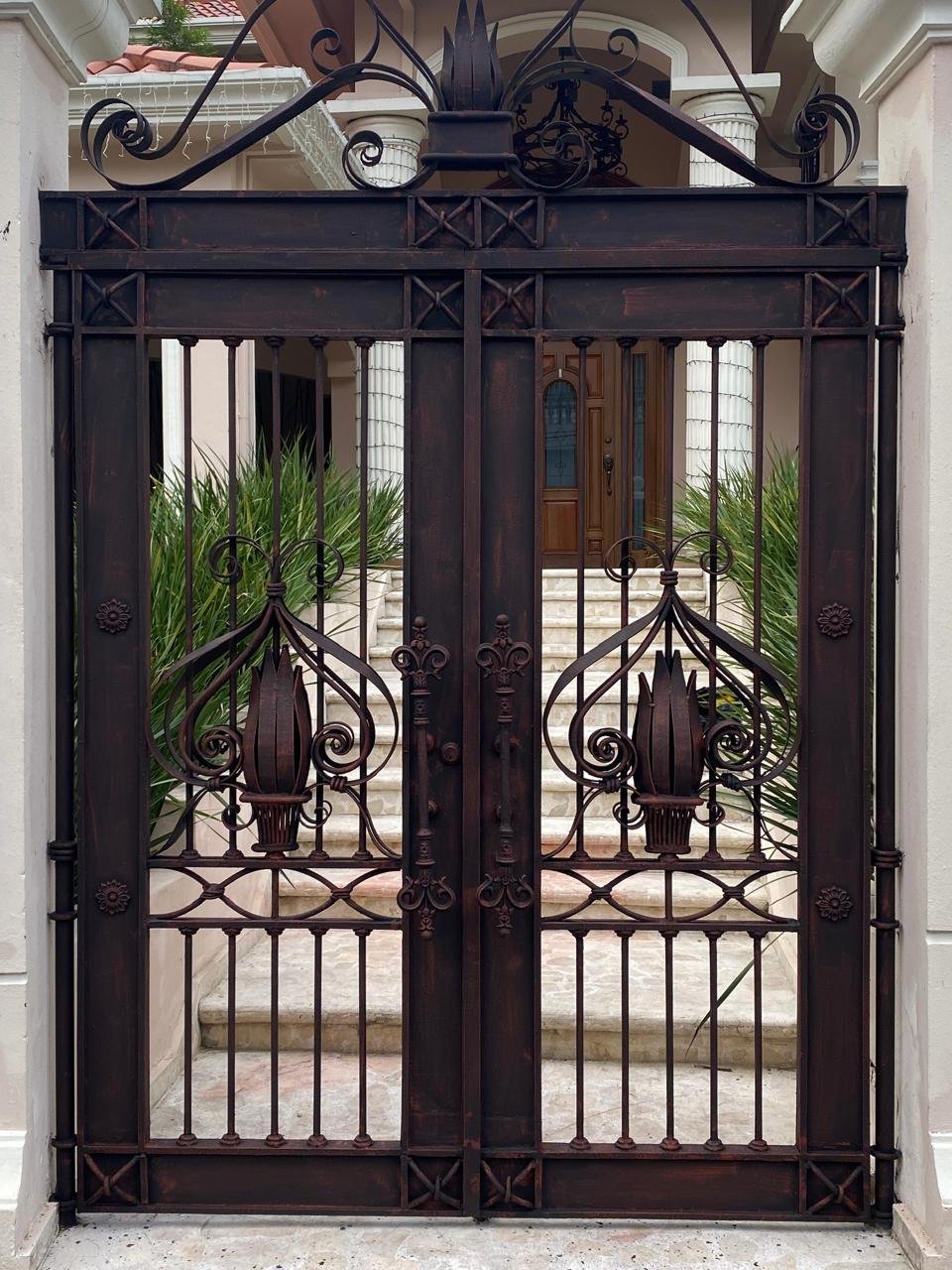Puerta de hierro para entrada residencial